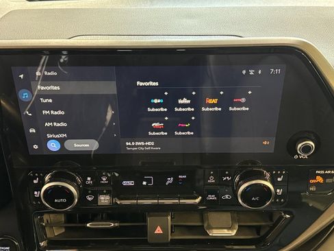 Used 2023 Toyota Highlander Limited AWD/4WD image 17