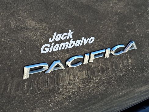 Certified 2023 Chrysler Pacifica Touring-L FWD image 32