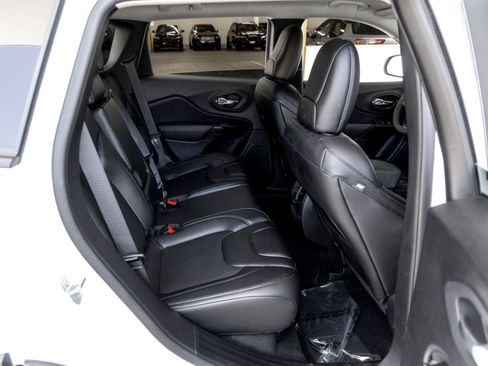 Used 2021 Jeep Cherokee Latitude Plus AWD/4WD image 24