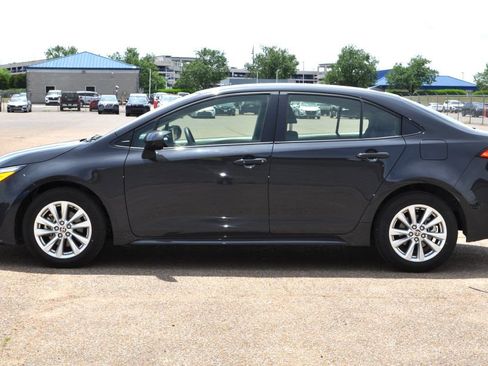 Used 2025 Toyota Corolla LE w/ LE Premium Package FWD image 21