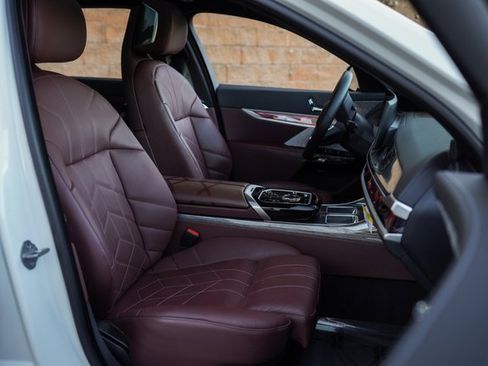 Used 2023 BMW i7 xDrive60 image 24