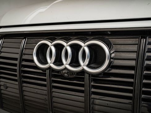 Used 2021 Audi e-tron Premium w/ Convenience Plus Package image 3