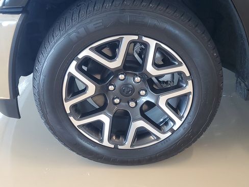Used 2025 RAM 1500 Laramie AWD/4WD image 6