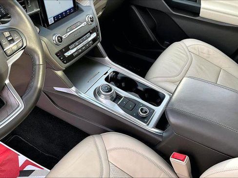 Used 2020 Ford Explorer Platinum w/ Premium Technology Package image 19