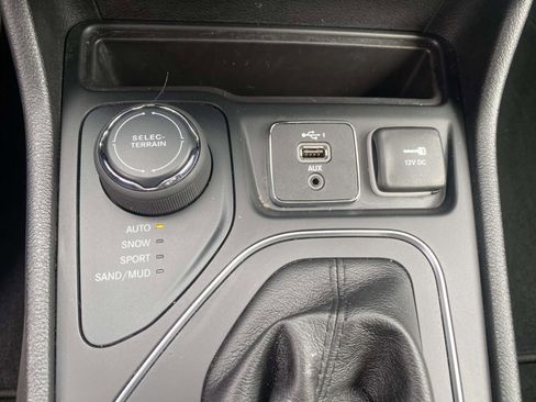 Used 2019 Jeep Cherokee Latitude Plus image 27