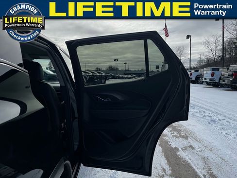 Used 2024 GMC Terrain SLT image 33
