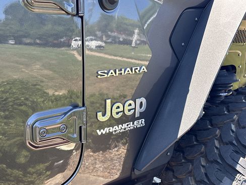 Used 2018 Jeep Wrangler Unlimited Sahara AWD/4WD image 15