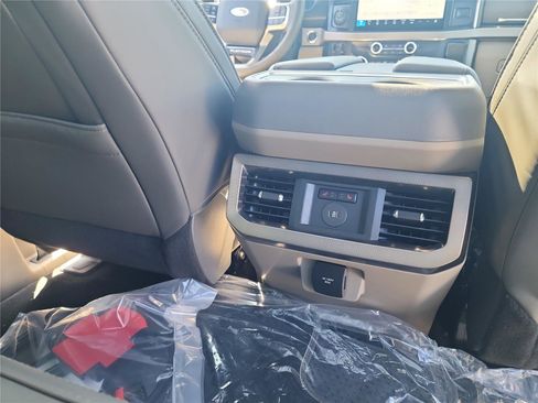 New 2026 Ford F450 Platinum w/ Platinum Plus Package image 30