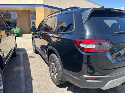 Used 2025 Honda Pilot TrailSport image 2