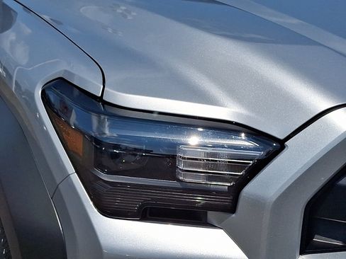 Used 2025 Toyota 4Runner SR5 AWD/4WD image 10