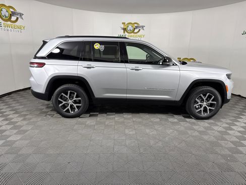 New 2025 Jeep Grand Cherokee Limited w/ Trailer Tow Package AWD/4WD image 11