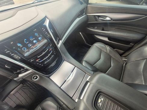 Used 2018 Cadillac Escalade Luxury image 33