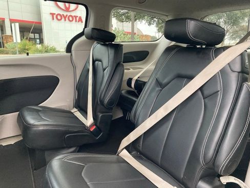 Used 2024 Chrysler Pacifica Touring-L image 11