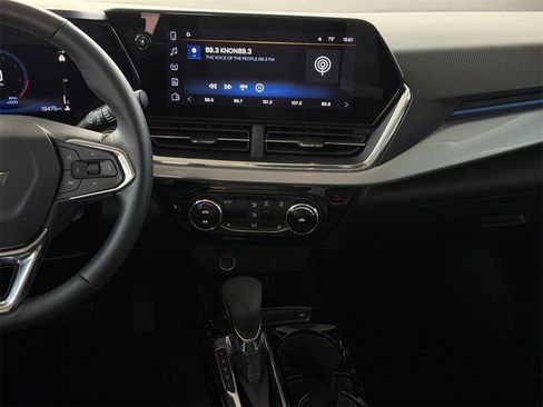 Used 2025 Chevrolet Trax LT w/ LT Convenience Package image 17