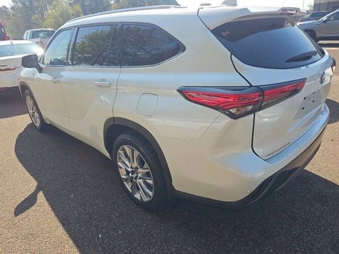 Used 2023 Toyota Highlander Limited image 3