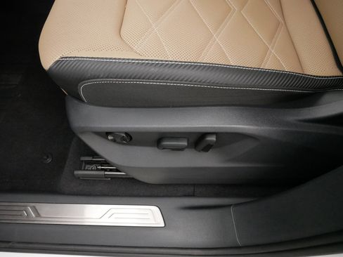 Certified 2025 Volkswagen Atlas Cross Sport SE w/ Panoramic Sunroof Package image 20