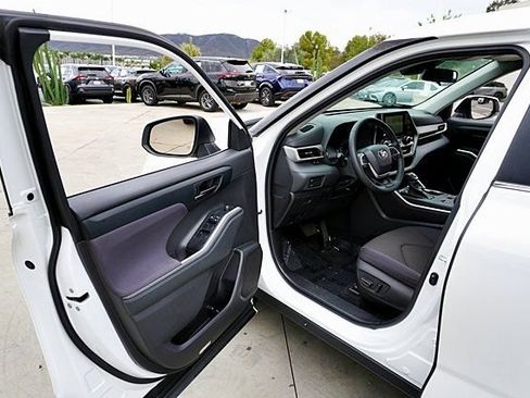 Used 2023 Toyota Highlander LE AWD/4WD image 47