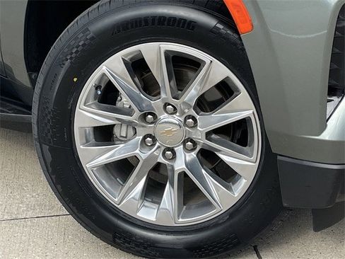 Used 2023 Chevrolet Suburban Premier image 9