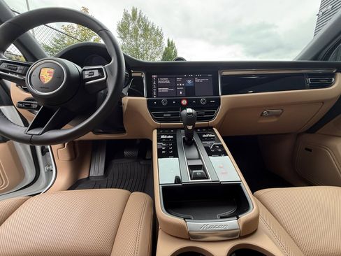 Certified 2025 Porsche Macan image 16