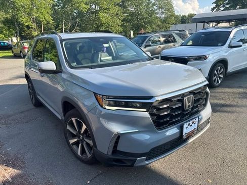 Used 2024 Honda Pilot Touring image 1