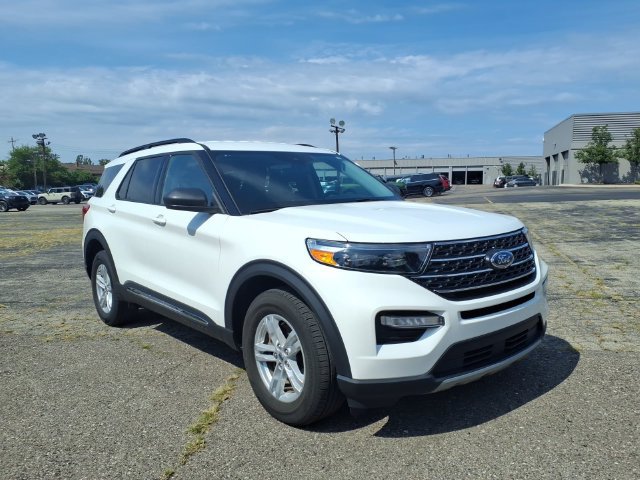 Used 2024 Ford Explorer XLT w/ Equipment Group 202A AWD/4WD image 3