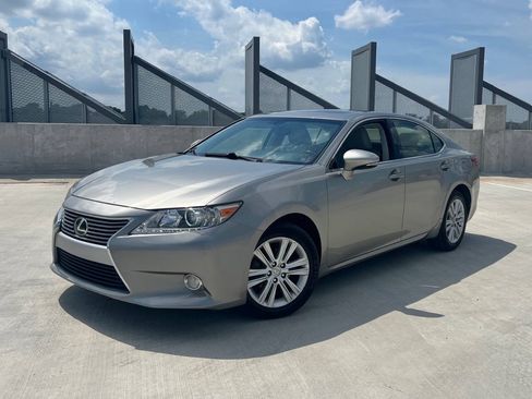 Used 2015 Lexus ES 350 w/ Premium Package FWD image 2