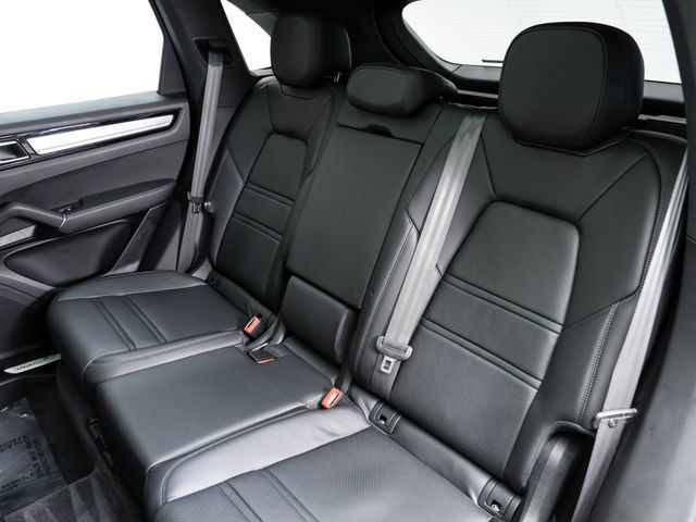 Certified 2023 Porsche Cayenne Platinum Edition AWD/4WD image 27