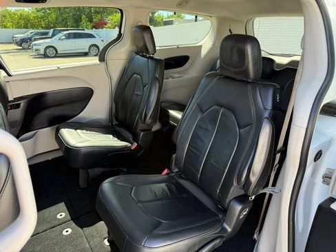 Used 2017 Chrysler Pacifica Touring-L FWD image 22