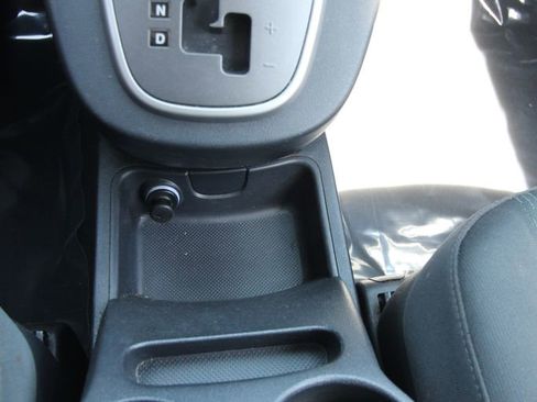 Used 2009 Kia Rondo LX FWD image 22