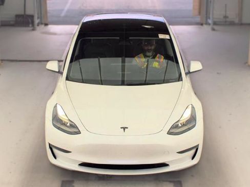 Used 2023 Tesla Model 3 Standard Range RWD image 4