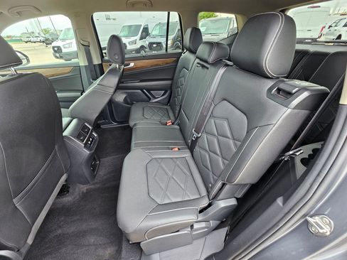 Used 2025 Volkswagen Atlas SE image 24