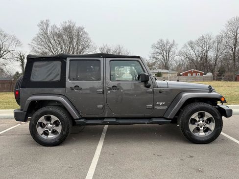 Used 2016 Jeep Wrangler Unlimited Sahara w/ Dual Top Group AWD/4WD image 4