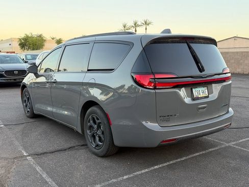 Used 2021 Chrysler Pacifica Touring-L w/ Uconnect Theater Family Group FWD image 3