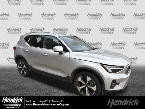 Used 2025 Volvo XC40 B5 Plus image 1