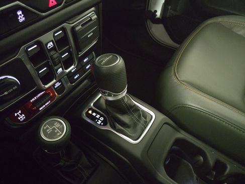 Certified 2025 Jeep Gladiator Mojave AWD/4WD image 24