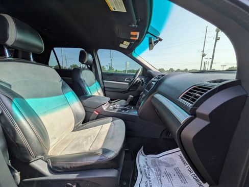 Used 2017 Ford Explorer XLT w/ Equipment Group 202A FWD image 30