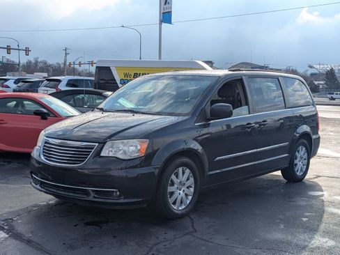Used 2014 Chrysler Town & Country Touring image 9