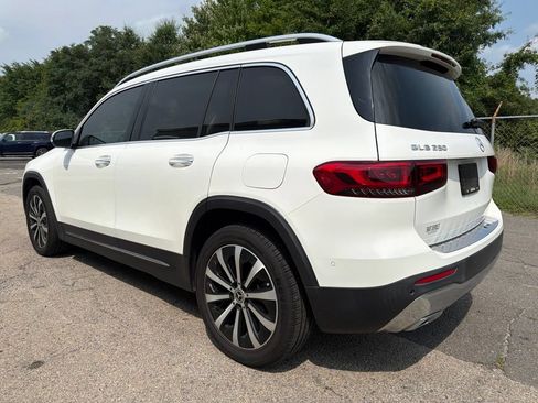 Used 2022 Mercedes-Benz GLB 250 w/ Premium Package image 4