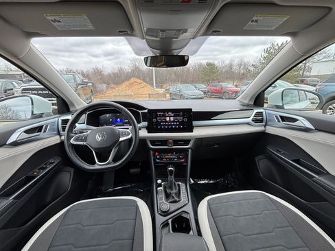 Used 2025 Volkswagen Taos SE image 33