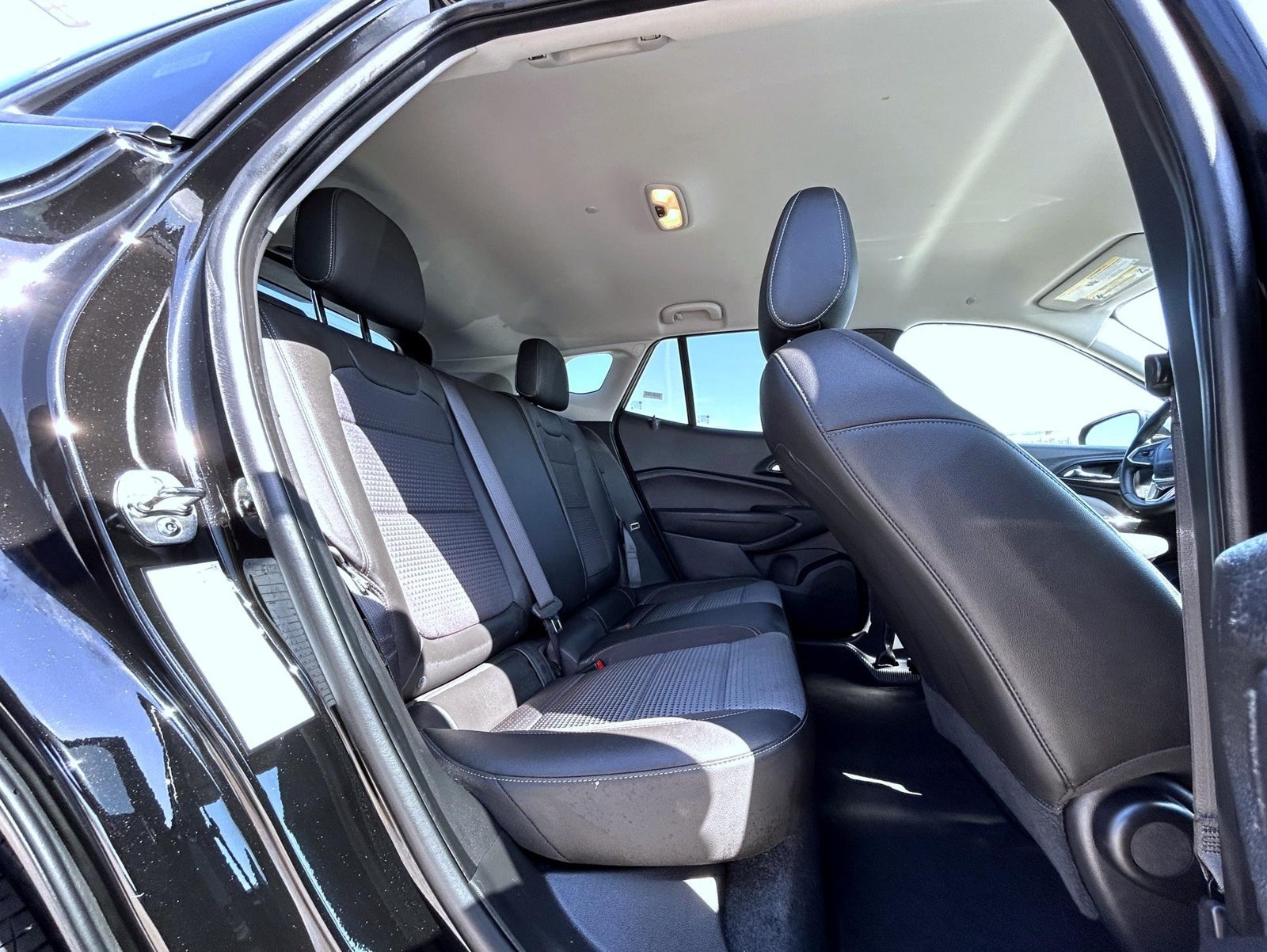Used 2025 Chevrolet Trax LT w/ LT Convenience Package FWD image 18