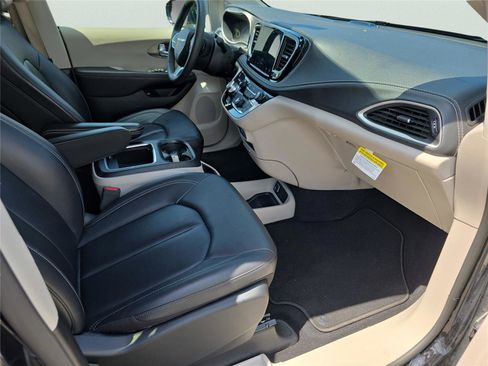 Used 2024 Chrysler Pacifica Limited FWD image 13