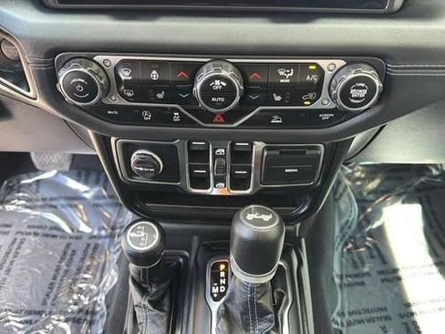 Used 2024 Jeep Wrangler Unlimited Sahara AWD/4WD image 17