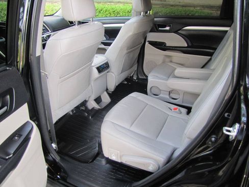 Used 2016 Toyota Highlander XLE FWD image 19