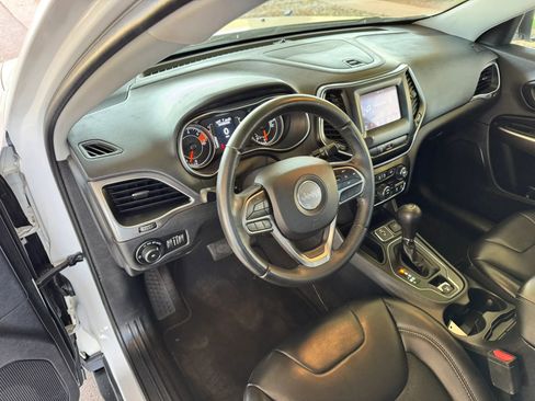 Used 2019 Jeep Cherokee Latitude Plus FWD image 11