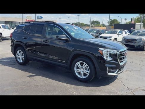 Used 2024 GMC Terrain SLE w/ Driver Convenience Package FWD image 2