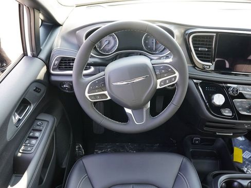 New 2026 Chrysler Pacifica Select image 13