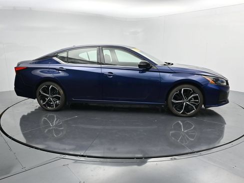 Used 2023 Nissan Altima 2.5 SR FWD image 9