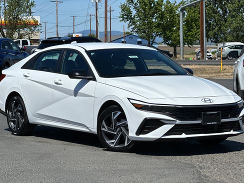 Used 2025 Hyundai Elantra SEL FWD image 2
