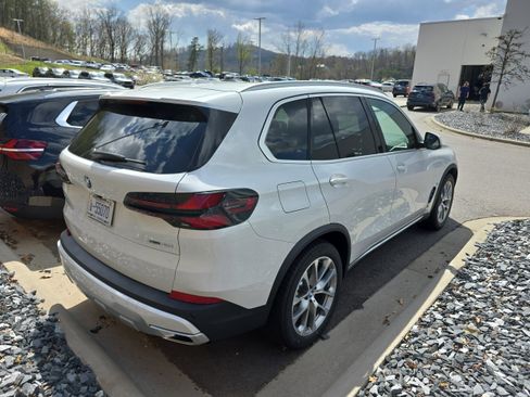 New 2026 BMW X5 xDrive40i w/ Premium Package AWD/4WD image 2