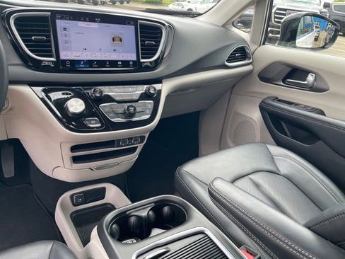 Used 2024 Chrysler Pacifica Touring-L FWD image 20